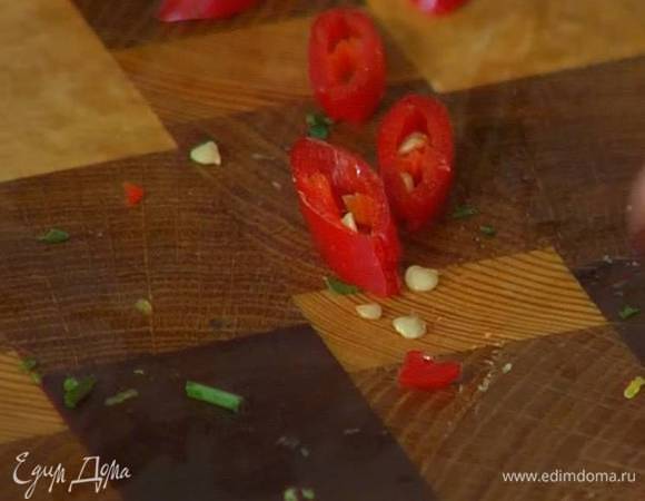 Перец чили крупно порезать.