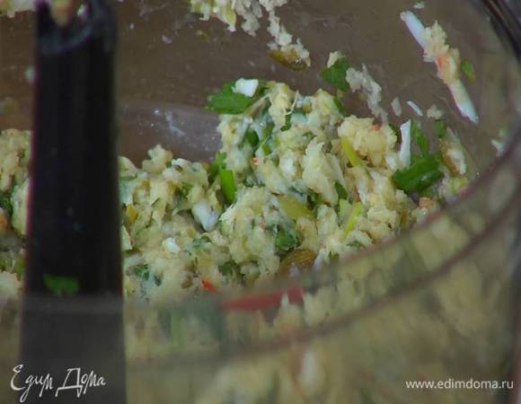 Приготовить фарш: крабовое мясо освободить от жестких перепонок и выложить в блендер, добавить цедру и половину лимонного сока, два вареных и одно сырое яйцо, каперсы, маринованные огурцы, нарезанную зелень, перец чили, 3‒4 ст. ложки панировочных сухарей панко и взбить все в однородную массу.