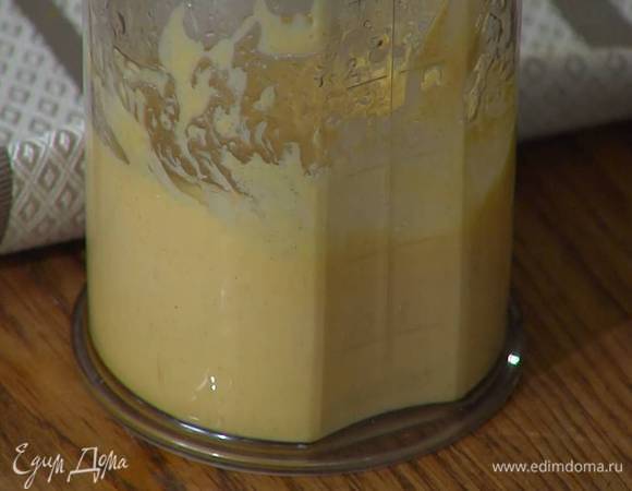 Приготовить майонез: в высокой емкости соединить желток, горчицу, сок лайма и, непрерывно взбивая блендером с насадкой-венчиком, тонкой струйкой вливать оливковое масло. Если масса получится слишком густой, влить немного лимонного сока и все перемешать.