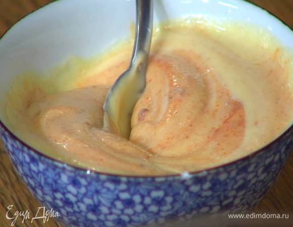 Добавить к майонезу томатную пасту и кайенский перец, посолить, поперчить и перемешать.