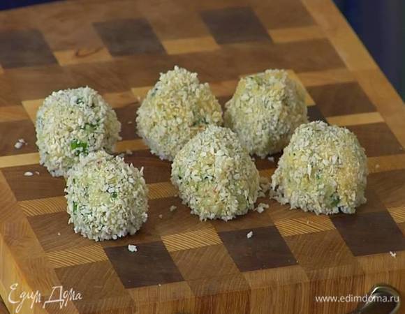 Из крабового фарша сформировать шарики, обмакнуть в яичную массу, затем обвалять в сухарях.