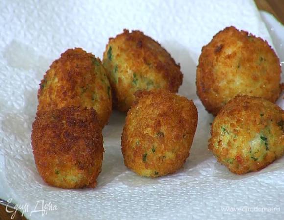 Разогреть в сковороде вок оставшееся оливковое масло и обжарить биточки со всех сторон до готовности, затем выложить на бумажное полотенце, чтобы удалить излишки жира.