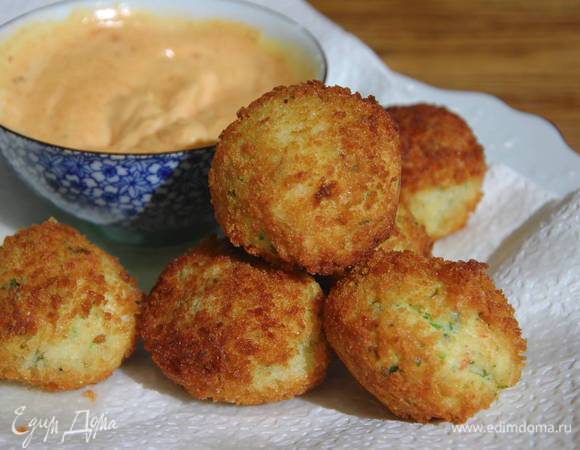 Готовые биточки подавать с майонезом.