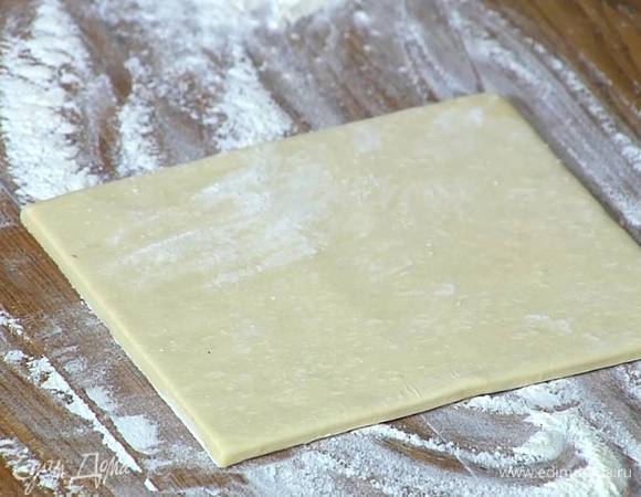 Тесто предварительно разморозить.