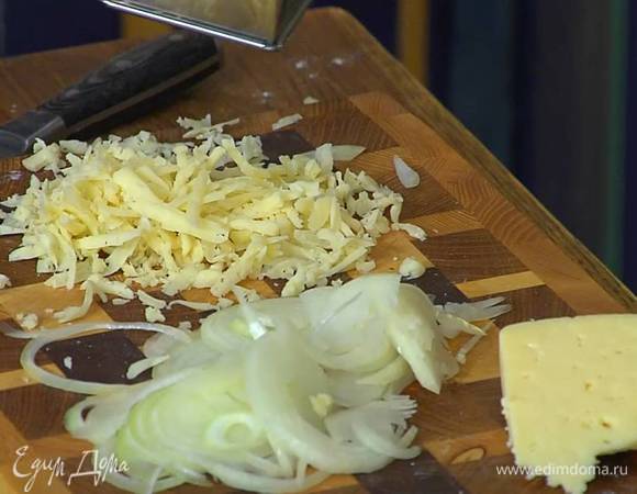 Сыр натереть на крупной терке.