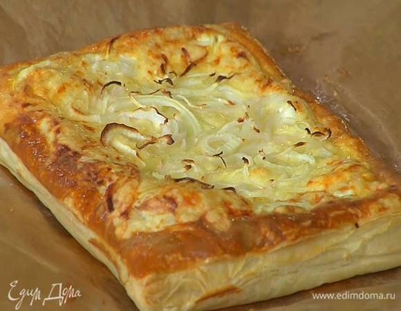 Выпекать пирог в разогретой духовке 20‒25 минут.