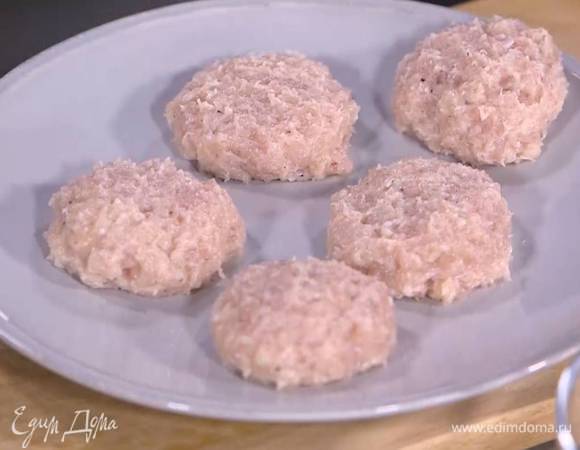 Куриный фарш посолить, поперчить, добавить 3/4 ст. ложки домашнего майонеза и все перемешать, затем сформировать котлеты.