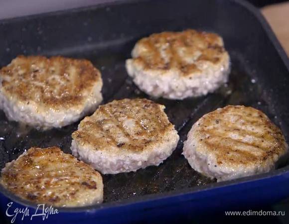 Куриные котлеты выложить в сковороду, где готовился бекон, накрыть крышкой и обжарить до готовности с двух сторон.