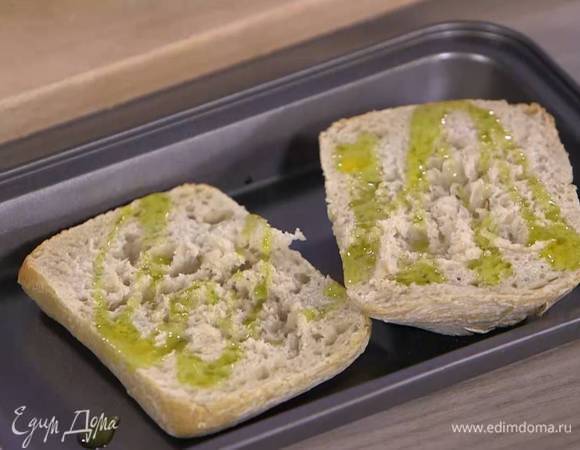 Чиабатты разрезать вдоль пополам, выложить в небольшой противень срезами вверх, сбрызнуть оставшимся оливковым маслом и подсушить под разогретым грилем.