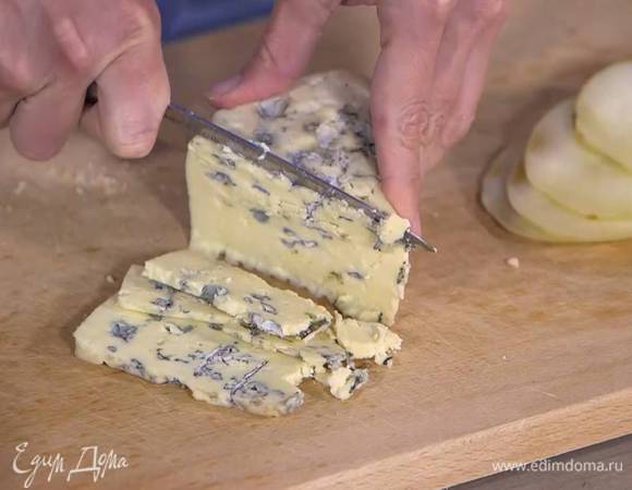 Сыр нарезать тонкими ломтиками.