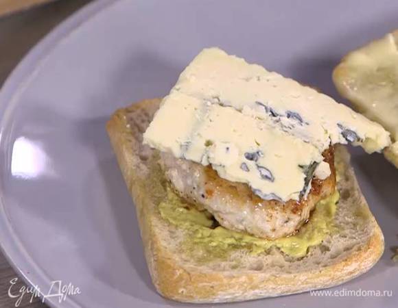 Половинку каждой чиабатты смазать горчицей, выложить котлету, ломтик голубого сыра и моченого яблока.