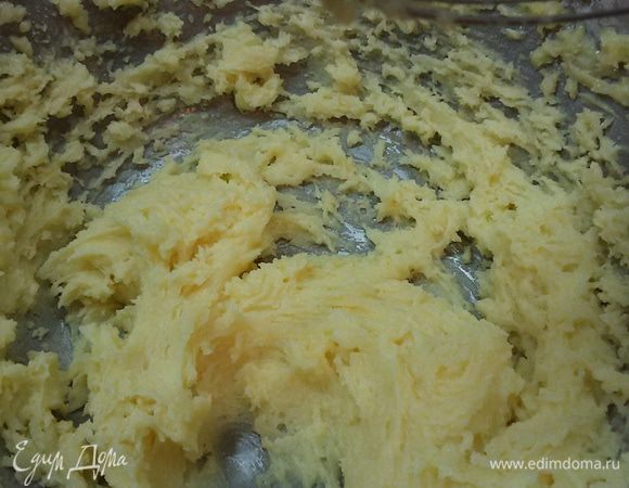 Мягкое масло взбить в пышную пену с сахаром (я сделала сахарную пудру). Потом добавить желток и все хорошо перемешать.