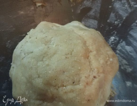 К маслянисто-желтковой массе добавить перемолотый арахис и муку. Все хорошо перемешать. Скатать в шар, обернуть пленкой и положить в холодильник на 30 минут.
Разогреть духовку до 190°С.