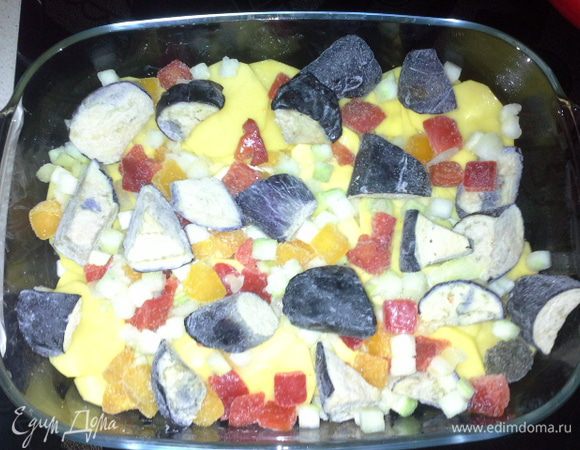 Сверху на картофель выкладываем замороженную овощную смесь. Солим смесь слегка.