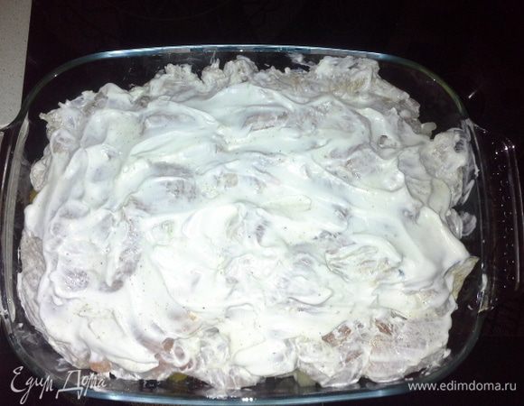 Сверху овощей выкладываем маринованное куриное филе и щедро смазываем майонезом Провансаль ТМ «Слобода». Ставим в духовку на 1,5 часа при температуре 220°С. Форму с блюдом накрыть фольгой, чтобы майонез не пригорел. За 15 минут фольгу снять, майонез поджарится до золотистого цвета.