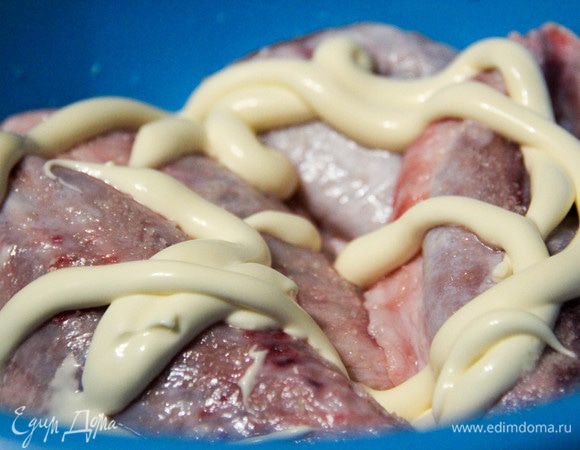 Хорошо смазать их майонезом ТМ «Слобода» Провансаль, посолить.