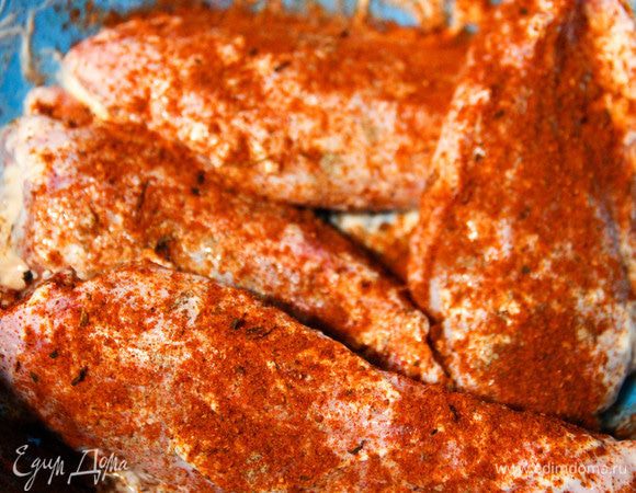 Обильно посыпать сладкой паприкой. Не бойтесь переусердствовать, в сочетании с мясом этой птицы и ее жирком, паприка особенно хороша! Оставить крылья минут на 30 мариноваться.