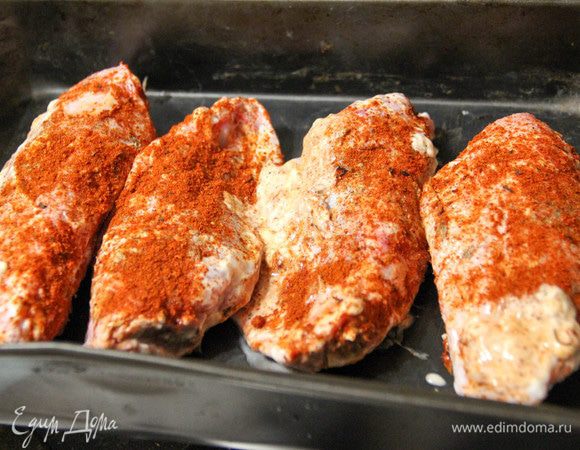 Крылья отправить в духовку примерно на час при температуре 180°С. Когда пройдут первые полчаса, крылья перевернуть, чтобы они пропеклись равномерно. Время, температуру и режим запекания можно регулировать, исходя из особенностей своей духовки. Я, как правило, запекаю на режиме «гриль», чтобы получилась хрустящая корочка.