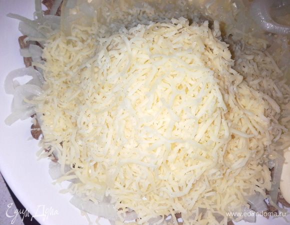 Сыр трем на мелкой терке.