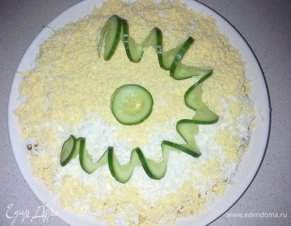 Собираем салат. Первый слой — соломка говядины. Промазываем ее майонезом ТМ «Слобода» легкий. Второй слой — маринованный лук. Третий слой — сыр тертый. Промазываем майонезом. Четвертый слой — тертое яйцо. Украсить огурцом по желанию.