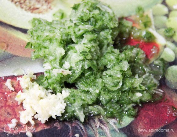 Итак, для белого соуса натереть огурец на мелкой терке, измельчить чеснок. Добавить сметану, соль и перец.