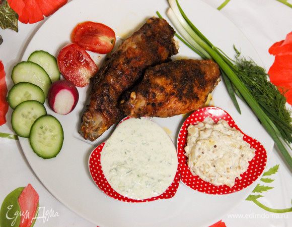 Готовые крылья подавать с соусами. Гарнир подойдет любой! 