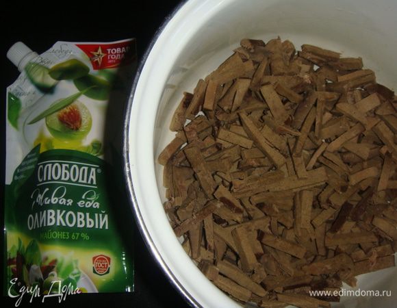 Куриную печень отварить до готовности в подсоленной воде, остудить и нарезать соломкой. Можно брать свиную или говяжью печень, но с куриной салат будет нежнее. У меня сегодня говяжья печень в салате.