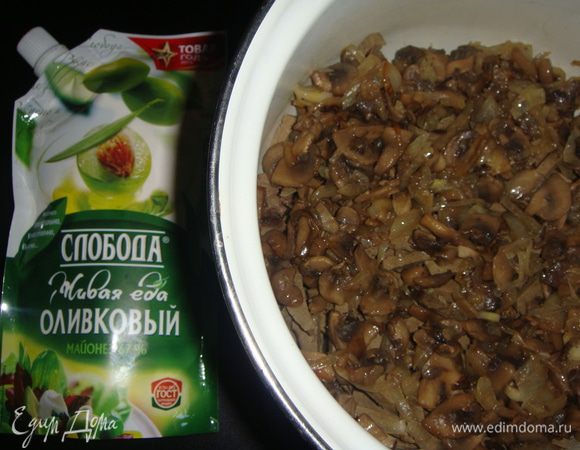 Грибы нарезать пластинками, лук — полукольцами. Грибы и лук посолить по вкусу и обжарить на подсолнечном масле до готовности.