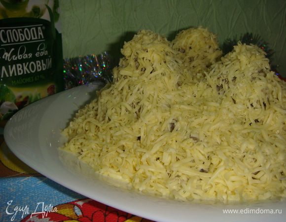 Твердый сыр натереть на терке и посыпать сверху салат. Салат «Снежные сугробы» готов к встрече Нового года.