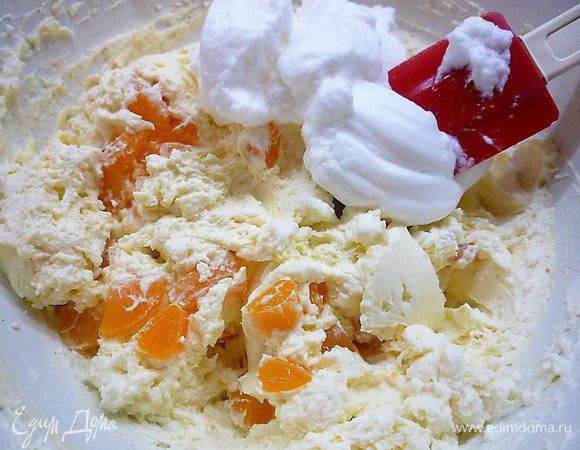 Аккуратно подмешиваем в творожную массу.