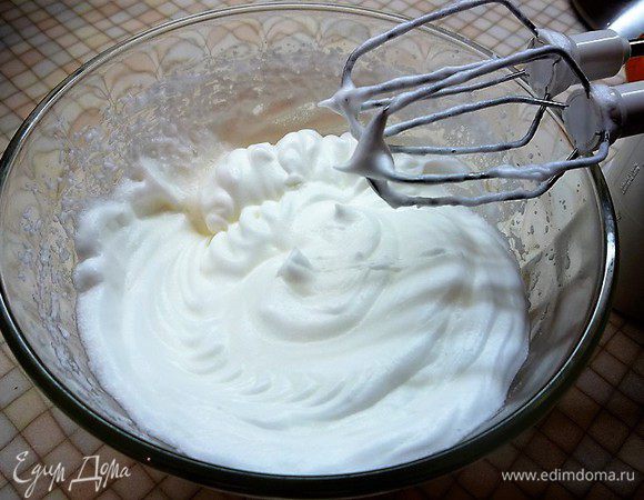 Белки взбиваем до устойчивых пиков.