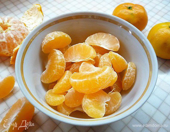 Мандарины чистим, очищаем от пленок, каждую дольку нарезаем пополам.