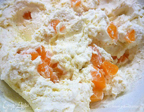 Добавляем мандарины в начинку и перемешиваем.