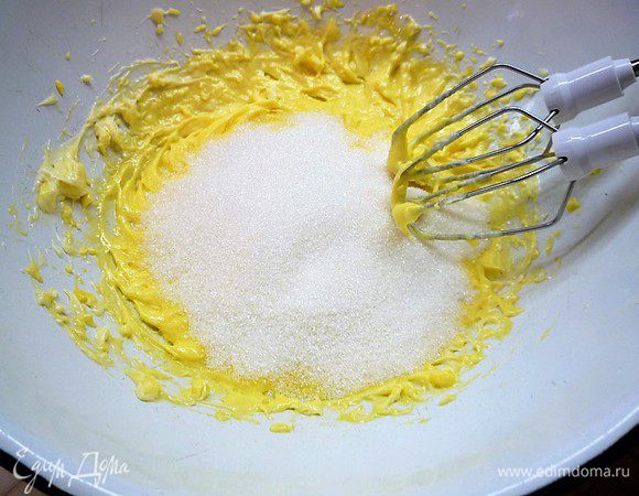 Для начинки белки отделяем от желтков. Белки убираем в холодильник. Желтки взбиваем с размягченным сливочным маслом и сахаром.