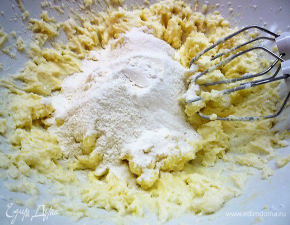 Всыпаем просеянную муку и разрыхлитель. Хорошо перемешиваем.