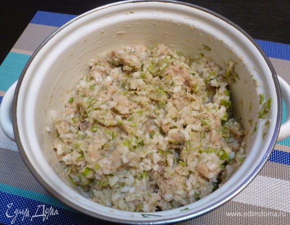 Приготовим основу для тефтелей. Сварим рис. Приготовим фарш из любимого мяса,у меня из курицы. Мелко нарежем луковицу, зелень петрушки и укропа, с тимьяна оборвем листики.Смешаем все вместе,вмешаем яйцо,посолим и поперчим по вкусу. 