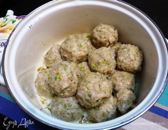 Мокрыми руками сформируем шарики среднего размера. Аккуратно сложим их в кастрюлю.