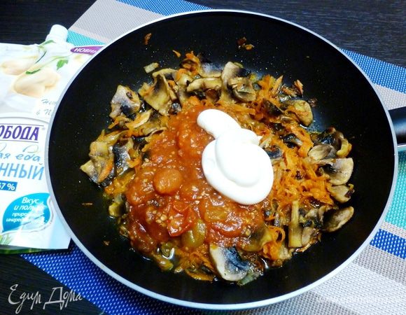 С помидоров снимем шкурку и добавим вместе с майонезом ТМ «Слобода» сметанный в сковороду.