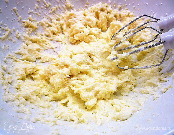 В чашку кладем творог, добавляем оливковое масло и взбиваем миксером. Добавляем яйцо, всыпаем сахар и еще раз хорошо взбиваем.