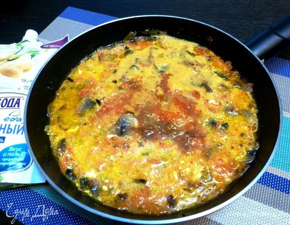 Добавим воды, приправу «Прованские травы», соль, щепотку сахара, перец и хорошо размешаем. Потушим 10 минут.