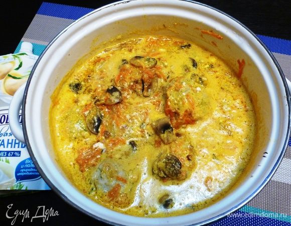 Добавим подливу в кастрюлю к тефтелькам. Тушим с момента закипания 30 — 35 минут.