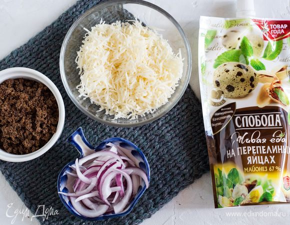 Для приготовления крошки: бородинский хлеб нарежьте на брусочки и полностью высушите в духовке, затем промолите в блендере до состояния мелкой крошки, добавьте сливочное масло. Хорошо перемешайте. Лук почистите и нарежьте тонкими полукольцами. Сыр натрите на мелкой терке. 
