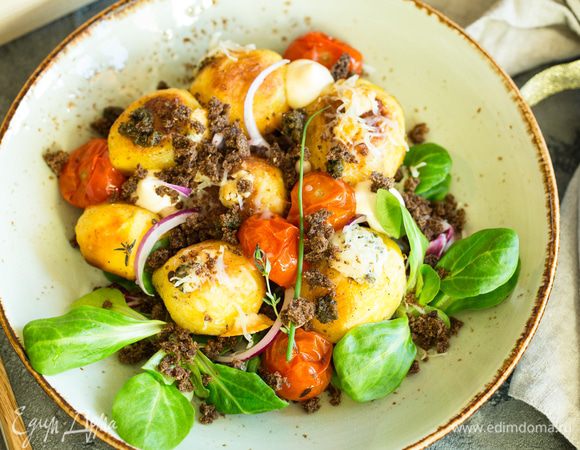 Сыр дор блю с голубой плесенью нарежьте ломтиками 4 см и выложите на картофель (несколько кусочков оставьте для подачи). Поставьте противень в духовку еще 5 — 7 минут, чтоб сыр расплавился.  