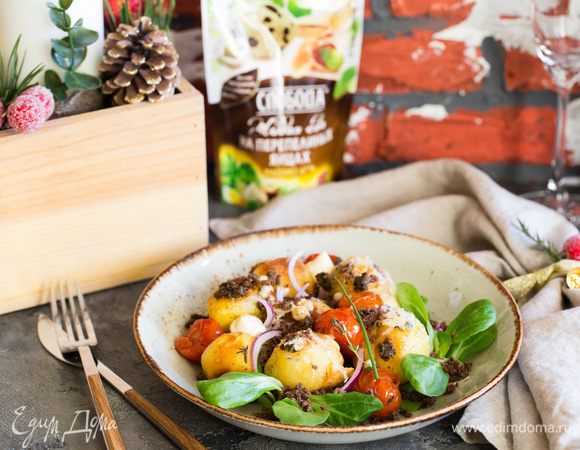 Выложите в глубокую тарелку листья салата корн, затем печеный картофель и помидоры черри, посыпьте твердым сыром, раскрошите сыр блю. В нескольких местах хаотично положите майонез «Слобода», мелко нарезанный лук и землю. Декорируйте веточками укропа и шнитт-луком. 