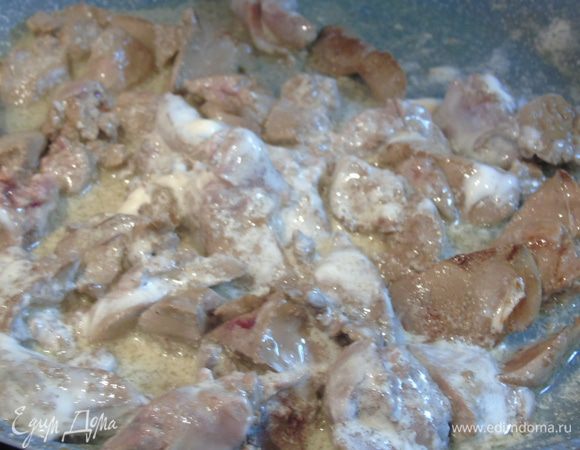 Добавьте сметану и слегка присолите. Выключите огонь и накройте крышкой на 2 минуты.