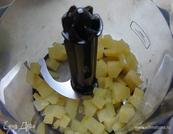 Очищаем, нарезаем и вместе с выделившимся соком во время нарезки, отправляем в блендер.