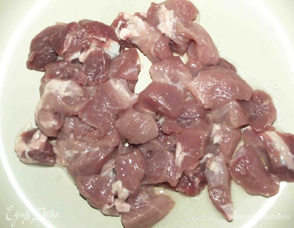 Сковороду разогреть, добавить растительное масло. Свинину нарезать небольшими кусочками и обжарить.
