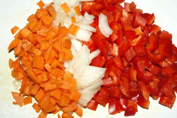 Лук, морковь, перец нарезать.