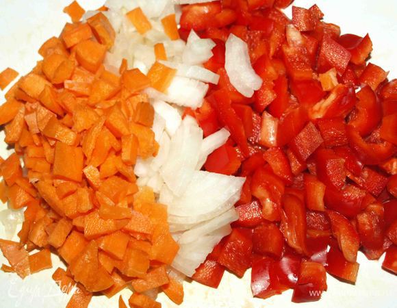 Лук, морковь, перец нарезать.