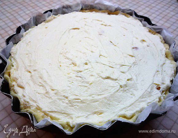 Форму с тестом достаем из холодильника, равномерно выкладываем начинку.